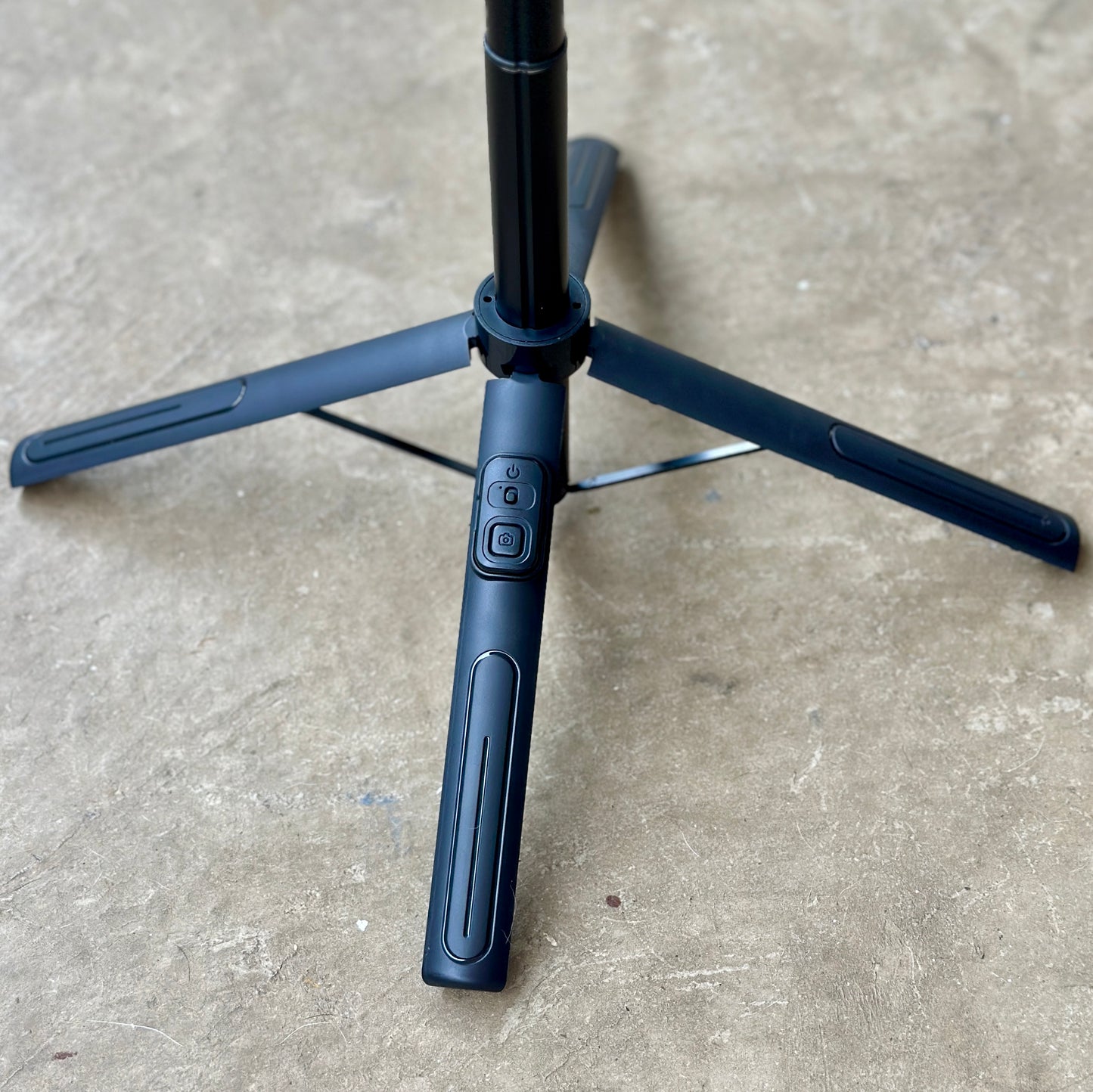 TrĂpode para celular K27đČ con control Bluetooth