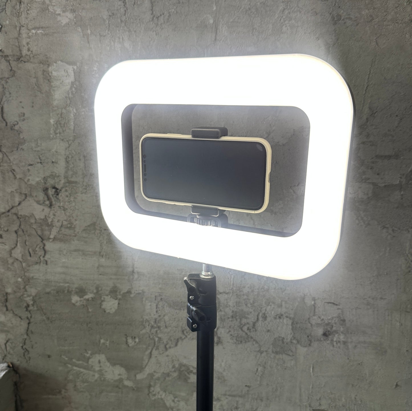 TrĂpode con Luz led tricolor đČ recargable đaltura 1,9m
