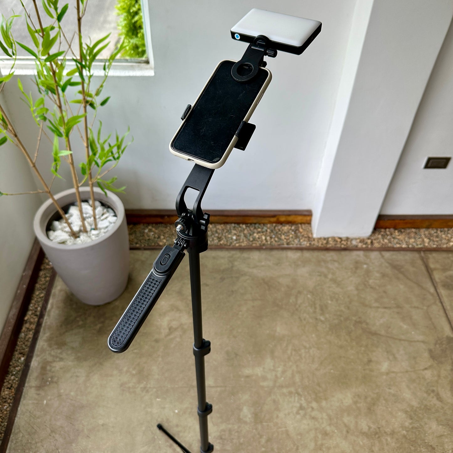 TrĂpode para celular A1688đ altura 1,80