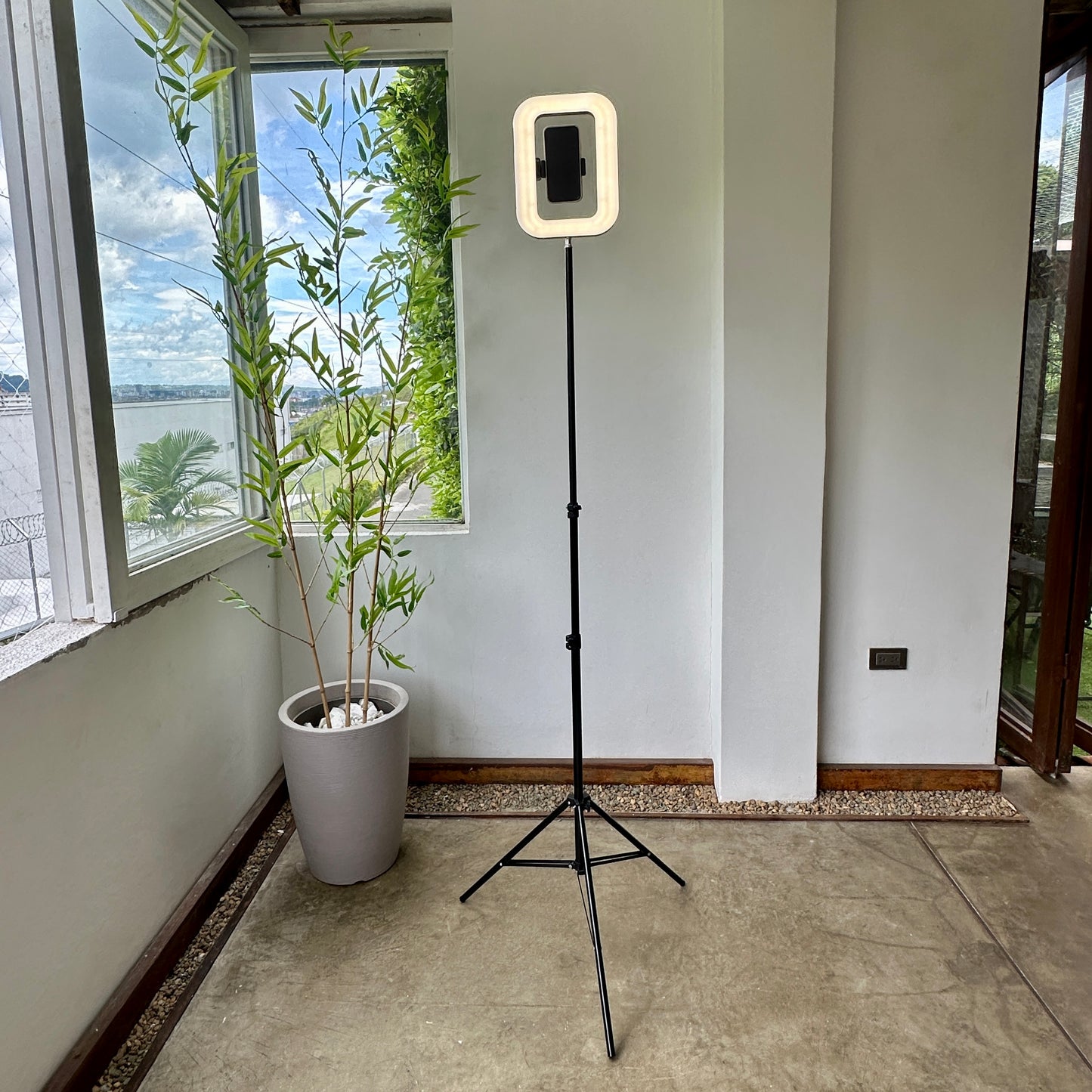 TrĂpode con Luz led tricolor đČ recargable đaltura 1,9m