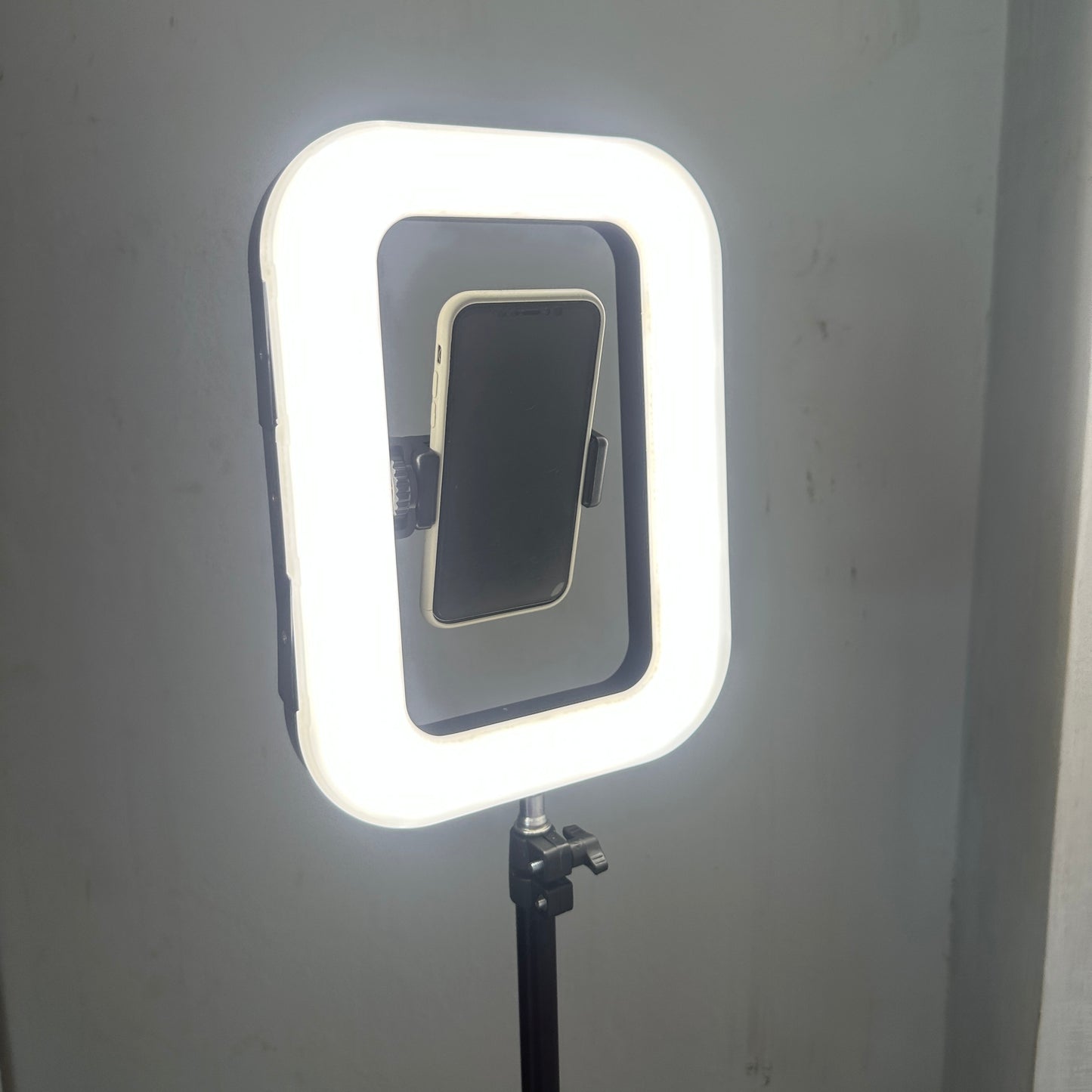 TrĂpode con Luz led tricolor đČ recargable đaltura 1,9m