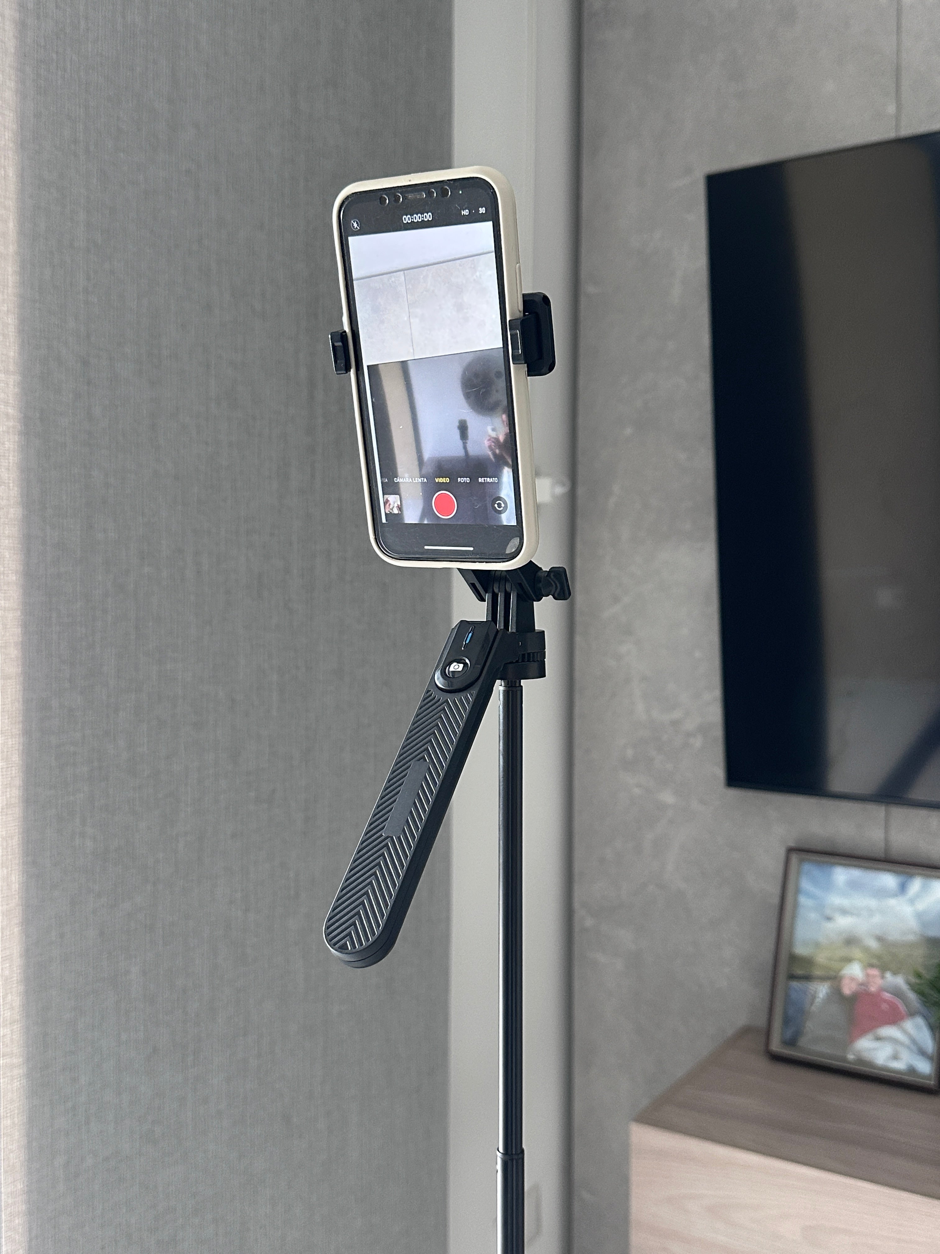 Trípode P205 con control Bluetooth + Luz rgb de obsequio