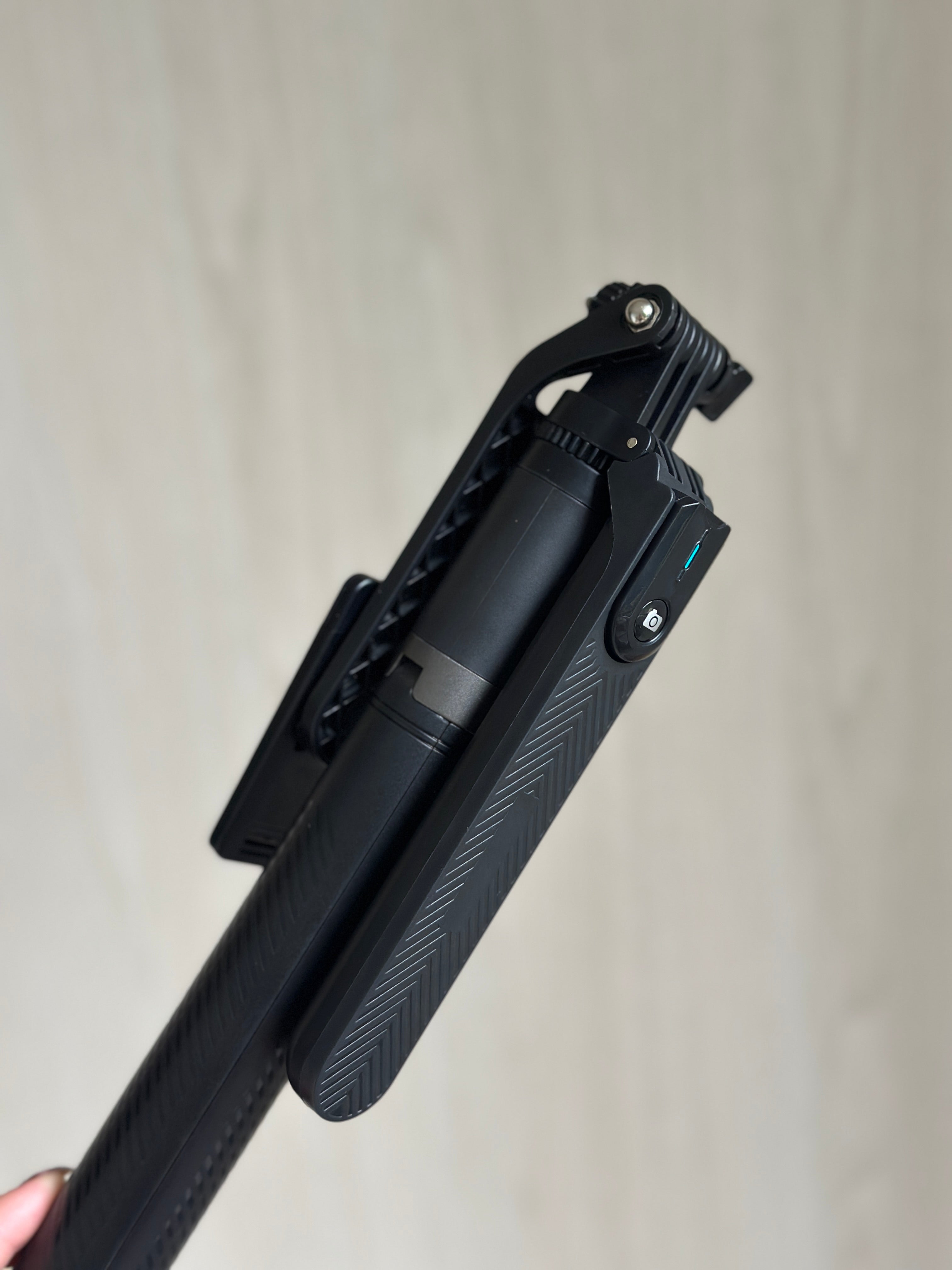Trípode P205 con control Bluetooth + Luz rgb de obsequio