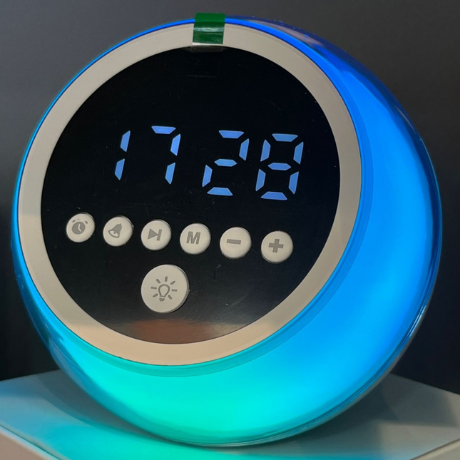 Reloj despertador con parlante bluetooth, radio FM y lámpara RGB 🌈 REF. p12