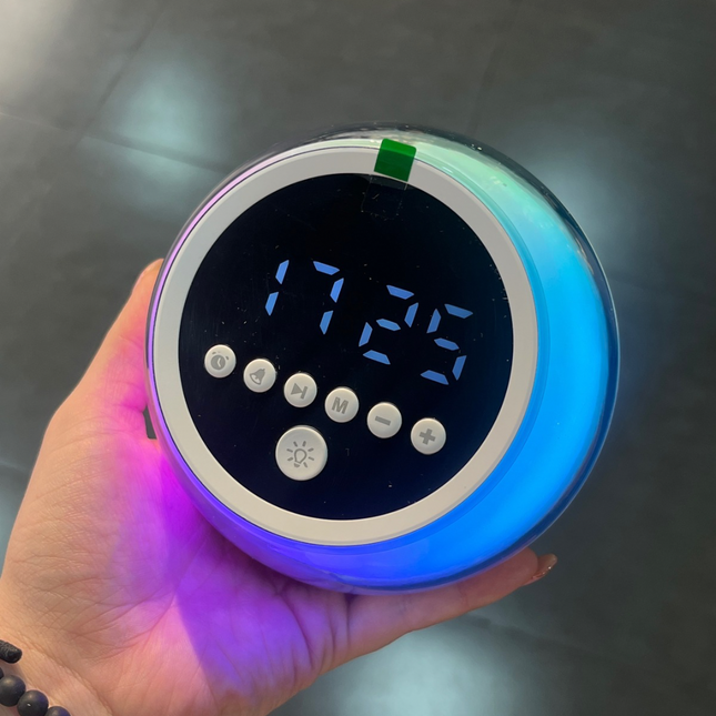 Reloj despertador con parlante bluetooth, radio FM y lámpara RGB 🌈 REF. p12