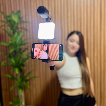 Kit completo para creadores Micrófono + trípode + luz + control Bluetooth - Elegance Colombia