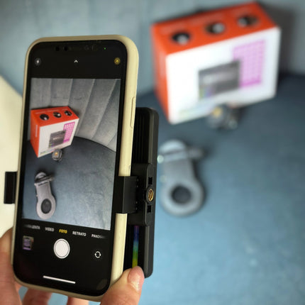 Luz led M16 RGB 🌈 con pantalla y triple adaptador - Elegance Colombia