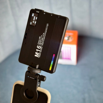 Luz led M16 RGB 🌈 con pantalla y triple adaptador - Elegance Colombia