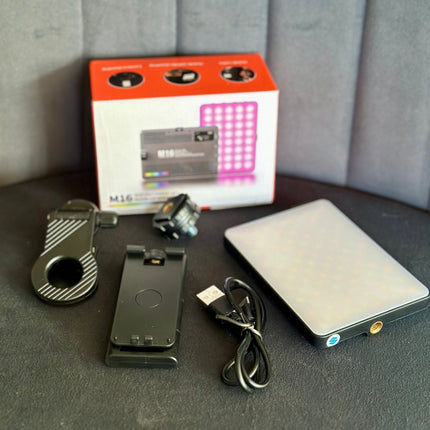 Luz led M16 RGB 🌈 con pantalla y triple adaptador - Elegance Colombia